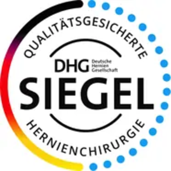 Rundes Qualitätssiegel der Deutschen Hernien Gesellschaft mit dem Text 'Qualitätsgesicherte Hernienchirurgie DHC Siegel' in der Mitte und einem farbigen Halbkreis außen