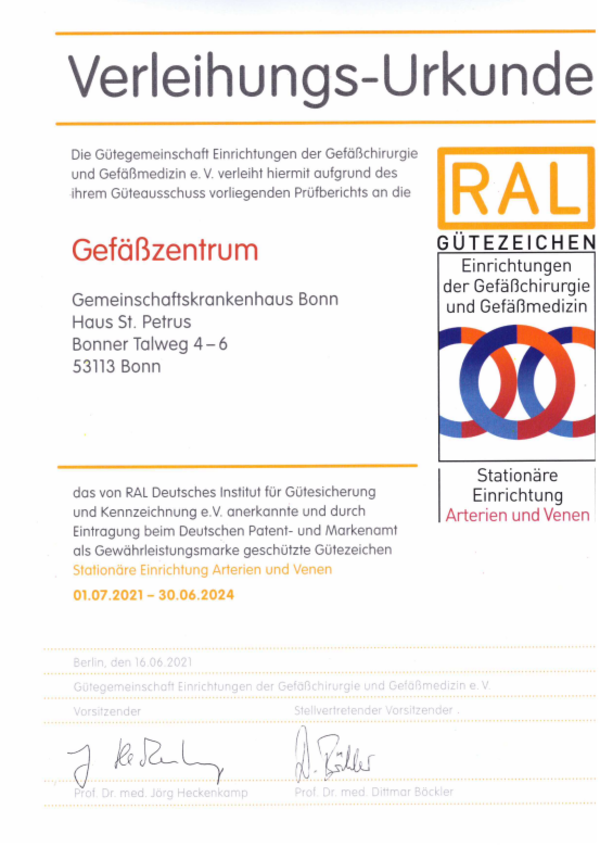 Verleihungs-Urkunde des RAL-Gütezeichens für Einrichtungen der Gefäßchirurgie und Gefäßmedizin mit Logos, Text und Unterschriften.